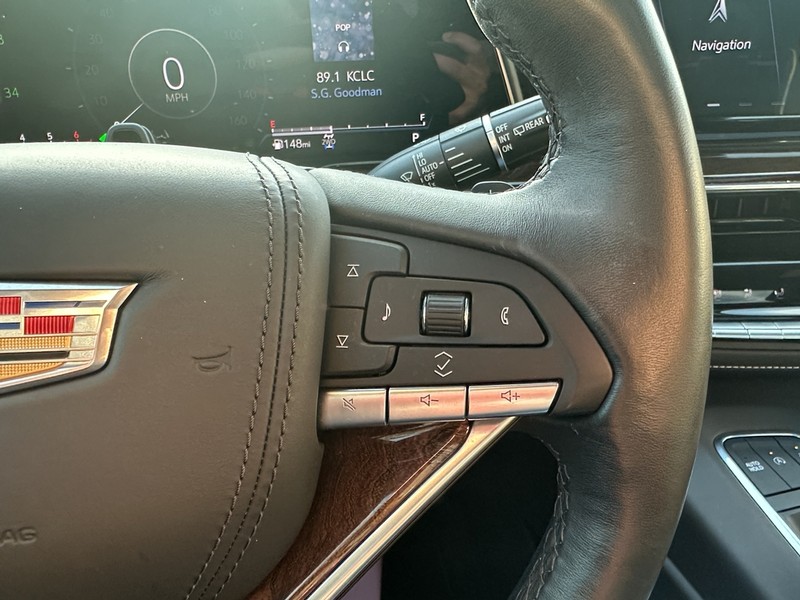 Cadillac Escalade Vehicle Full-screen Gallery Image 26