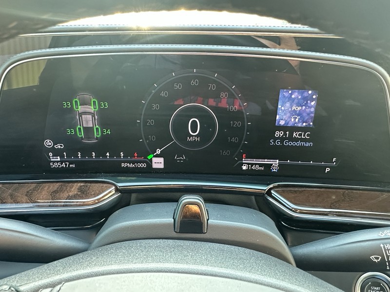 Cadillac Escalade Vehicle Full-screen Gallery Image 27