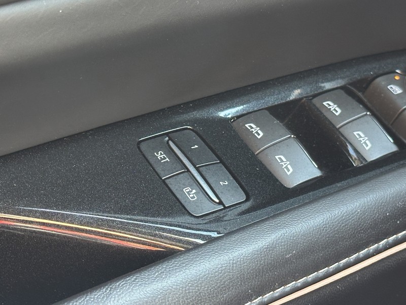 Cadillac Escalade Vehicle Full-screen Gallery Image 28