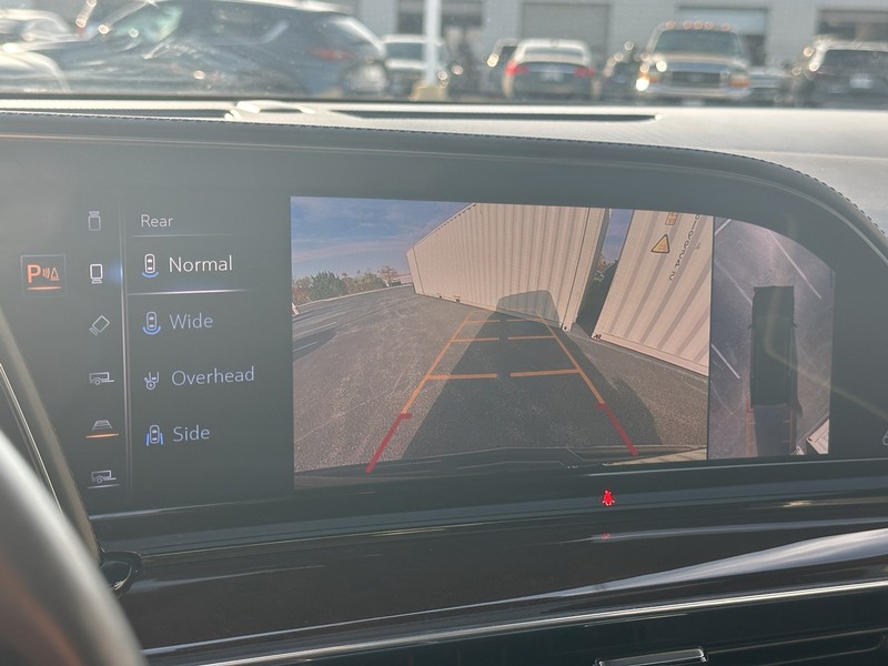 Cadillac Escalade Vehicle Full-screen Gallery Image 30