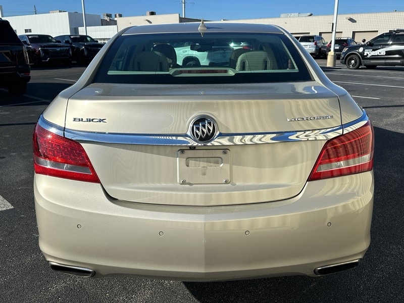 Buick LaCrosse Vehicle Full-screen Gallery Image 03