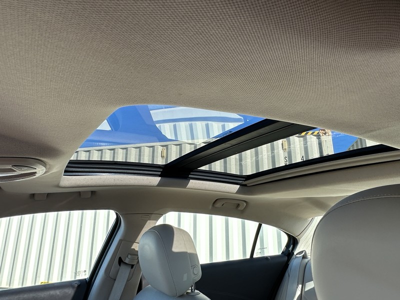 Buick LaCrosse Vehicle Full-screen Gallery Image 04