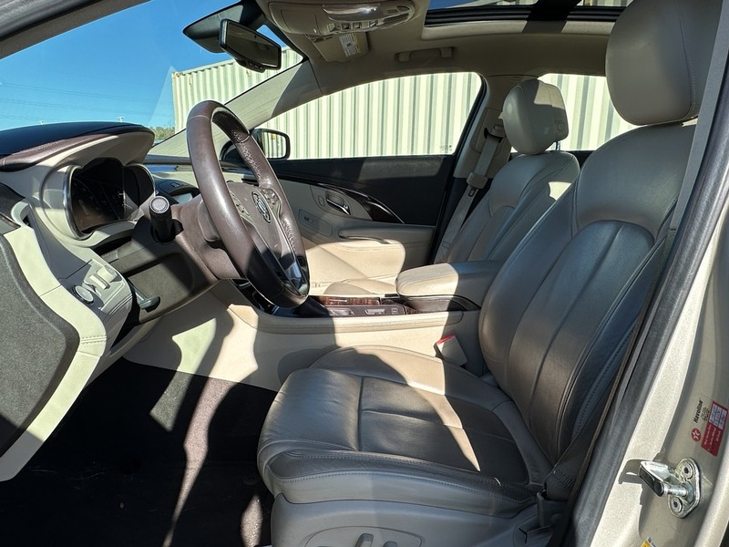 Buick LaCrosse Vehicle Full-screen Gallery Image 05