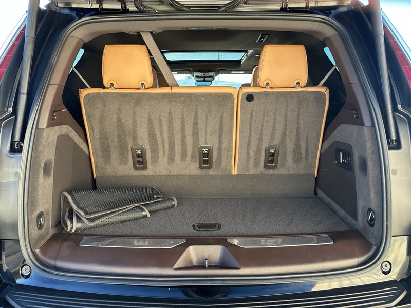 Cadillac Escalade Vehicle Full-screen Gallery Image 07