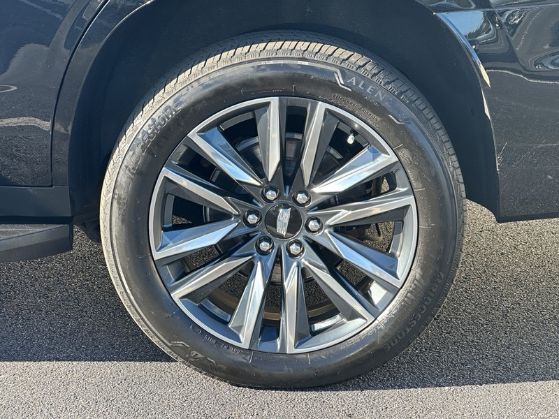 Cadillac Escalade Vehicle Full-screen Gallery Image 09