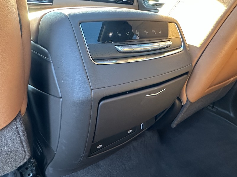 Cadillac Escalade Vehicle Full-screen Gallery Image 11