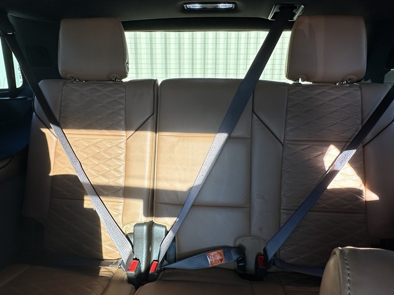 Cadillac Escalade Vehicle Full-screen Gallery Image 18