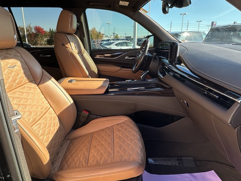 Cadillac Escalade Vehicle Full-screen Gallery Image 19