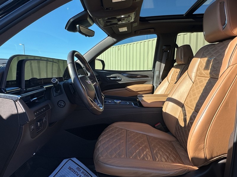 Cadillac Escalade Vehicle Full-screen Gallery Image 20