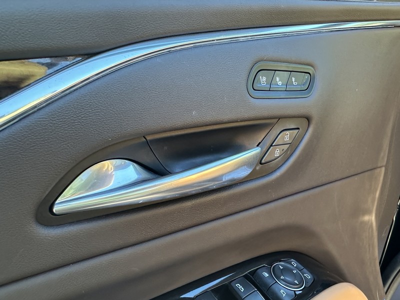 Cadillac Escalade Vehicle Full-screen Gallery Image 22