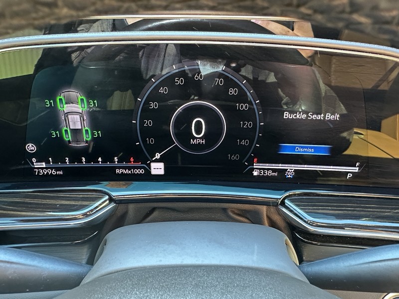 Cadillac Escalade Vehicle Full-screen Gallery Image 27