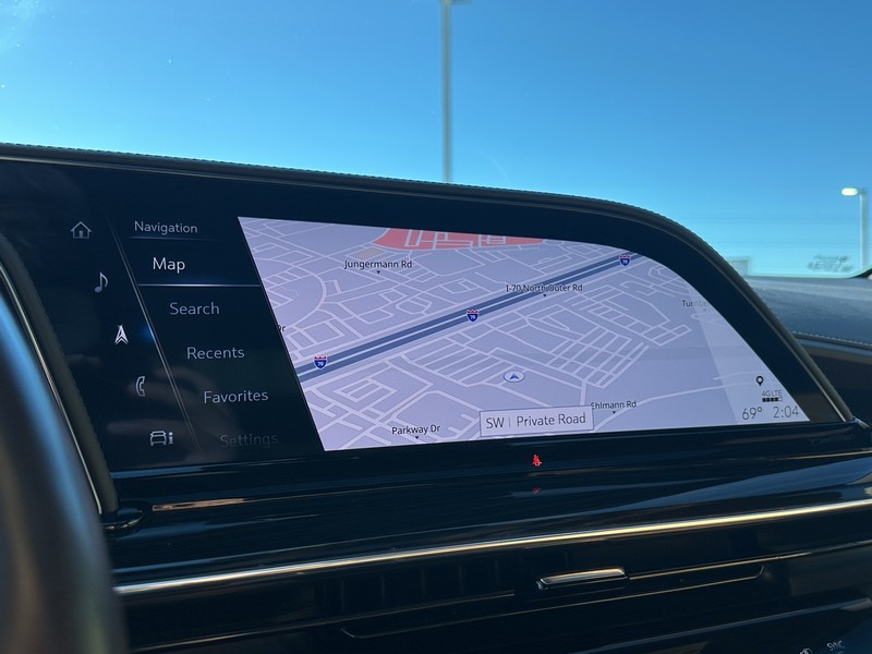 Cadillac Escalade Vehicle Full-screen Gallery Image 29