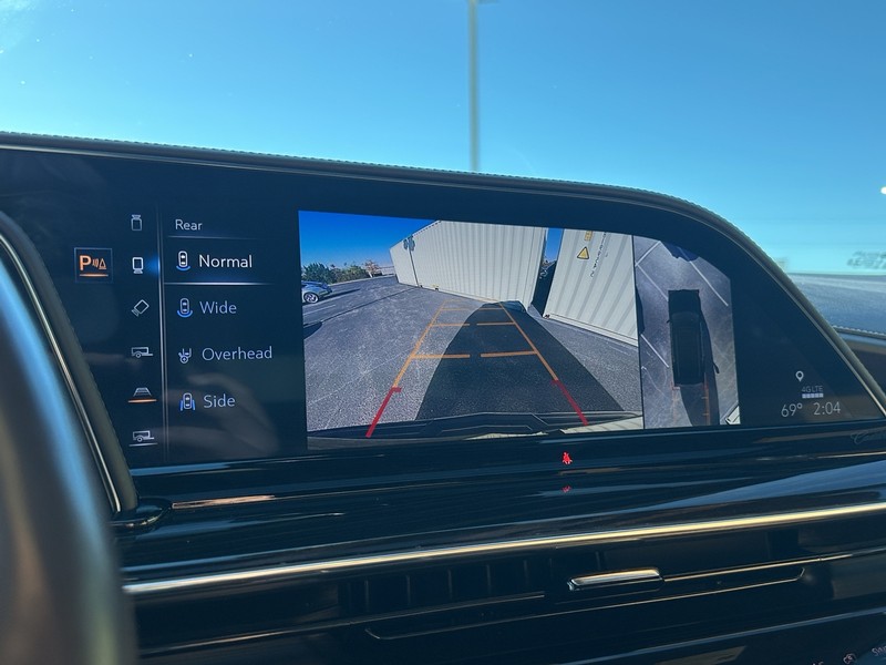 Cadillac Escalade Vehicle Full-screen Gallery Image 30