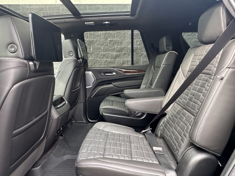 Cadillac Escalade Vehicle Full-screen Gallery Image 07