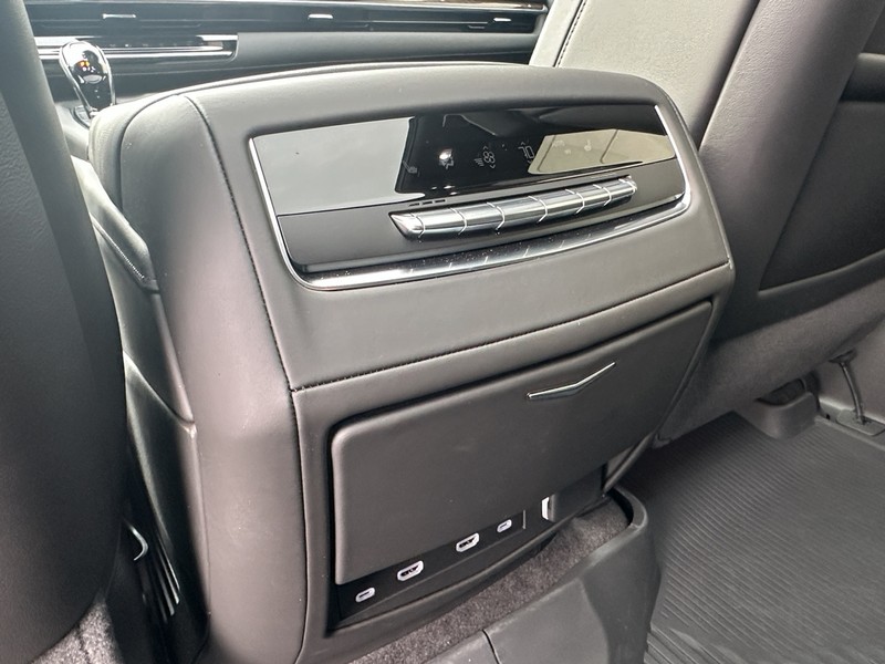 Cadillac Escalade Vehicle Full-screen Gallery Image 08