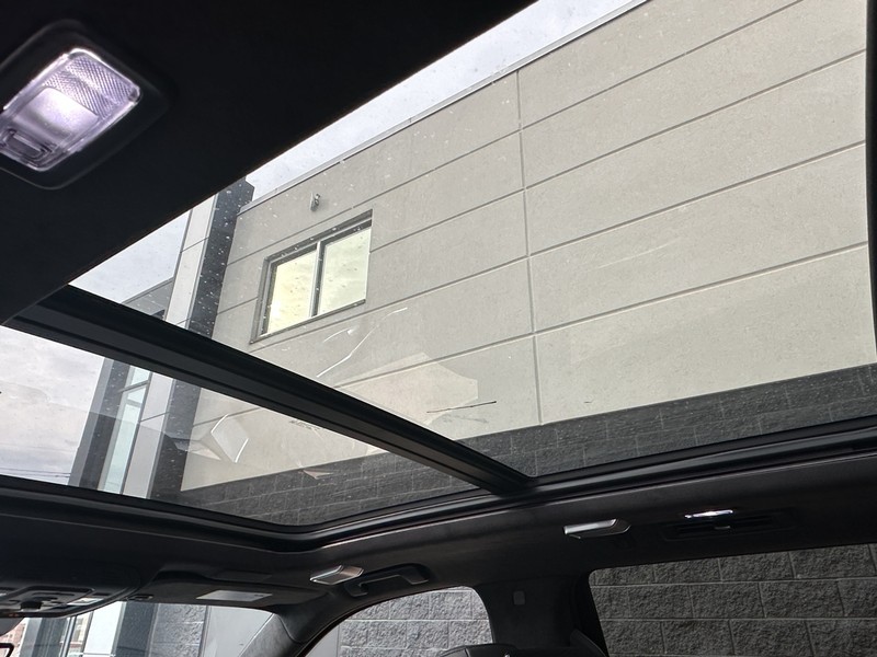 Cadillac Escalade Vehicle Full-screen Gallery Image 09