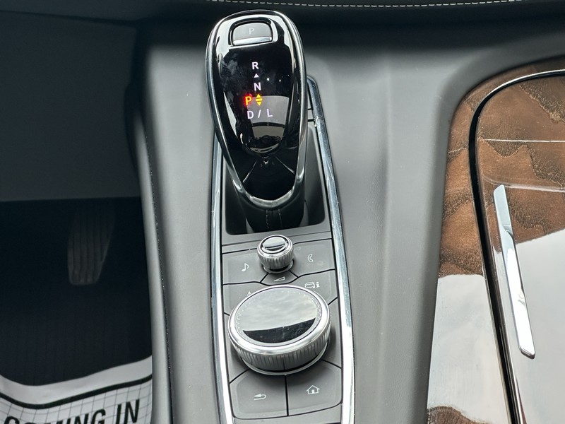 Cadillac Escalade Vehicle Full-screen Gallery Image 13