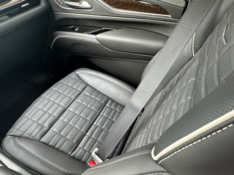 Cadillac Escalade Vehicle Full-screen Gallery Image 14