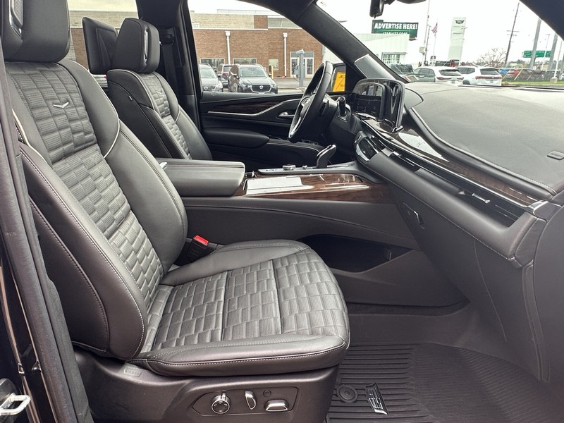 Cadillac Escalade Vehicle Full-screen Gallery Image 16