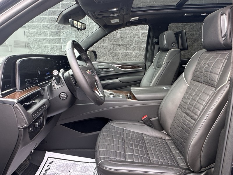 Cadillac Escalade Vehicle Full-screen Gallery Image 17