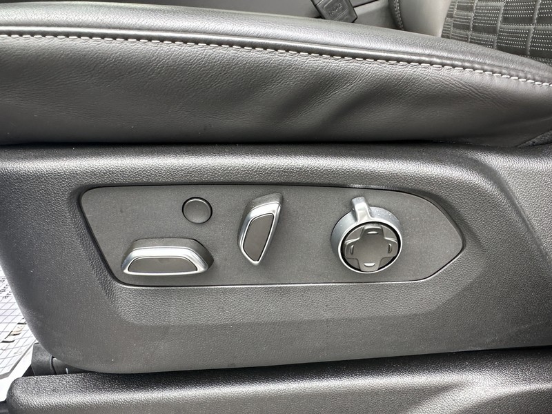 Cadillac Escalade Vehicle Full-screen Gallery Image 18