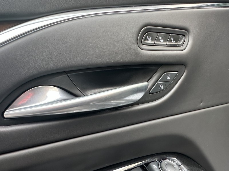 Cadillac Escalade Vehicle Full-screen Gallery Image 19