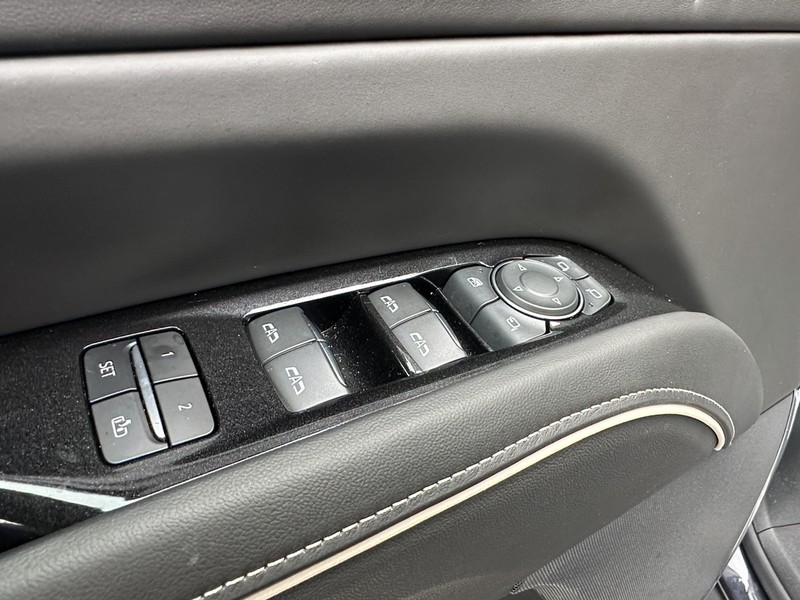 Cadillac Escalade Vehicle Full-screen Gallery Image 20