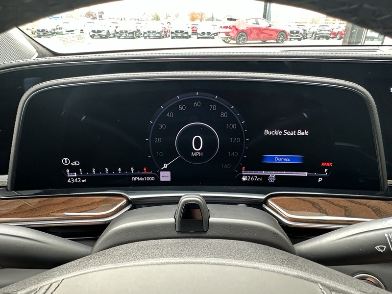 Cadillac Escalade Vehicle Full-screen Gallery Image 24