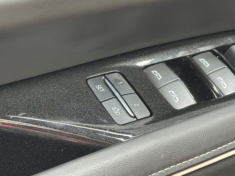 Cadillac Escalade Vehicle Full-screen Gallery Image 25