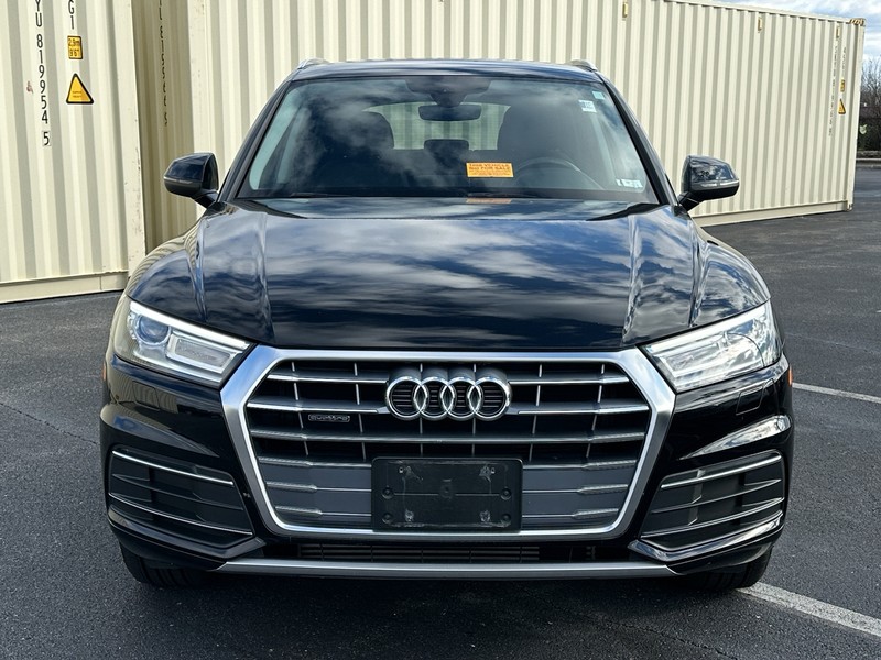 Audi Q5 Vehicle Full-screen Gallery Image 02