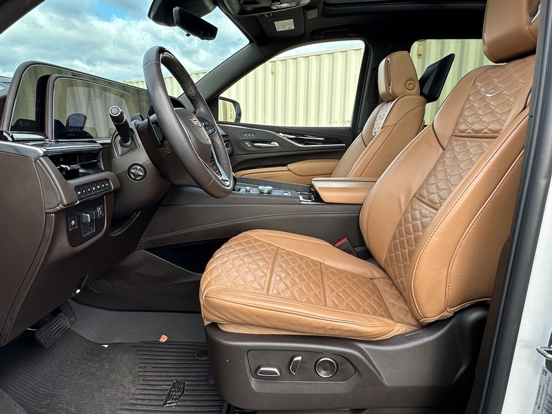 Cadillac Escalade ESV Vehicle Full-screen Gallery Image 05