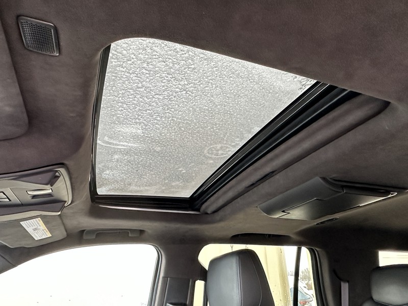 Cadillac Escalade Vehicle Full-screen Gallery Image 04