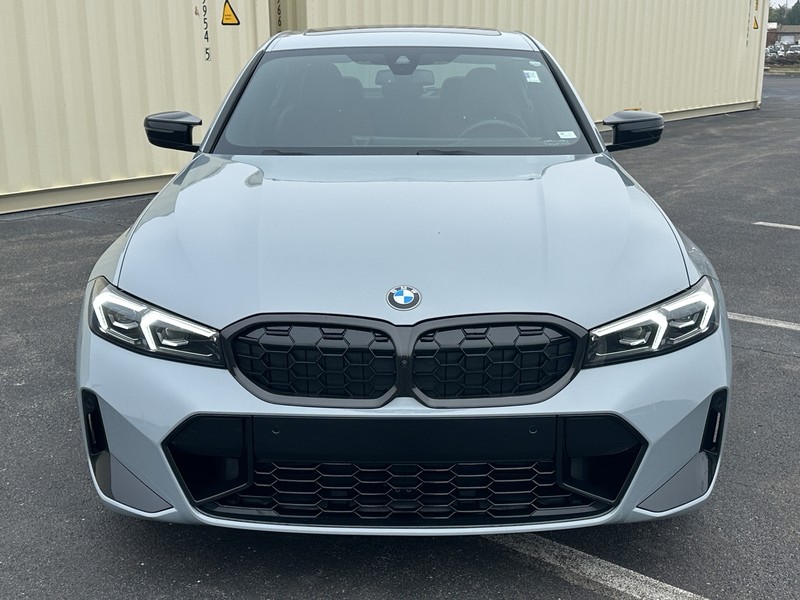 BMW 3 Series Vehicle Full-screen Gallery Image 02