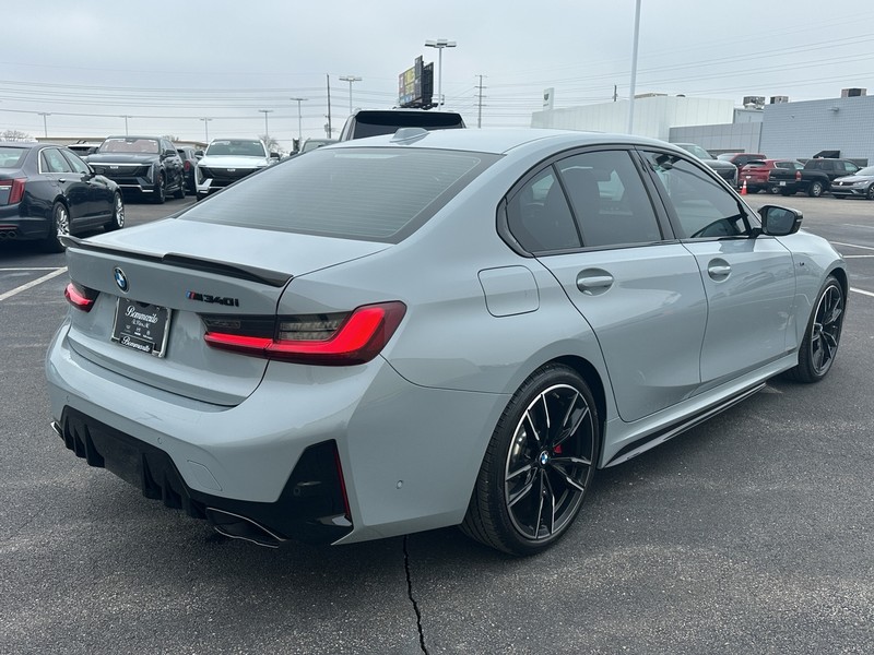 BMW 3 Series Vehicle Full-screen Gallery Image 05