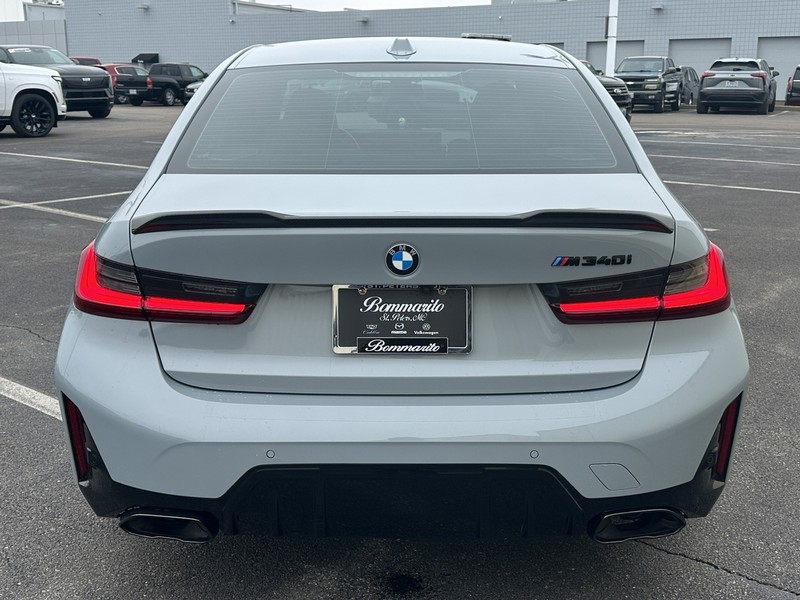 BMW 3 Series Vehicle Full-screen Gallery Image 06