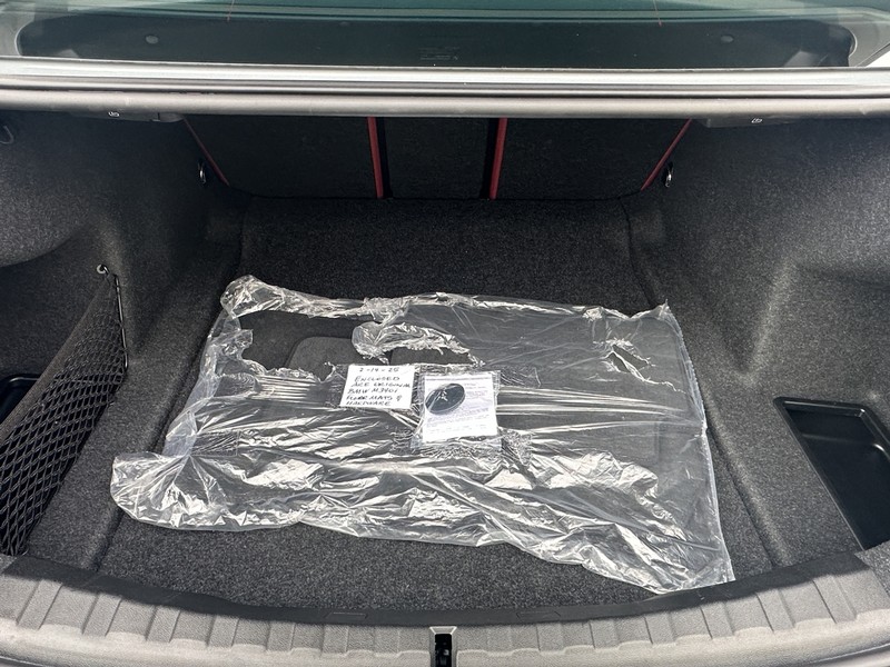 BMW 3 Series Vehicle Full-screen Gallery Image 07