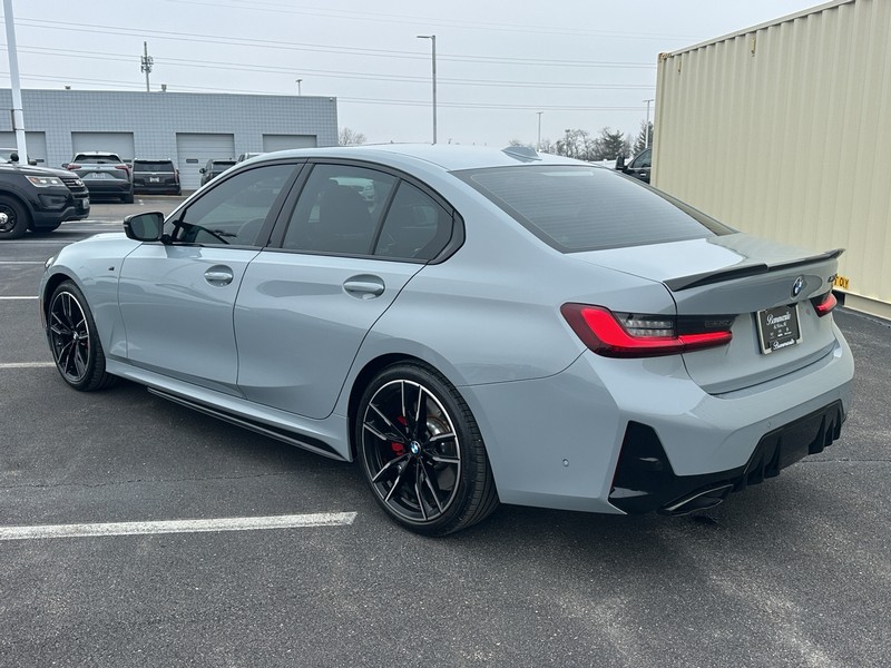 BMW 3 Series Vehicle Full-screen Gallery Image 08