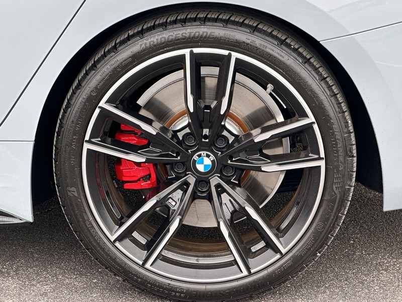 BMW 3 Series Vehicle Full-screen Gallery Image 09