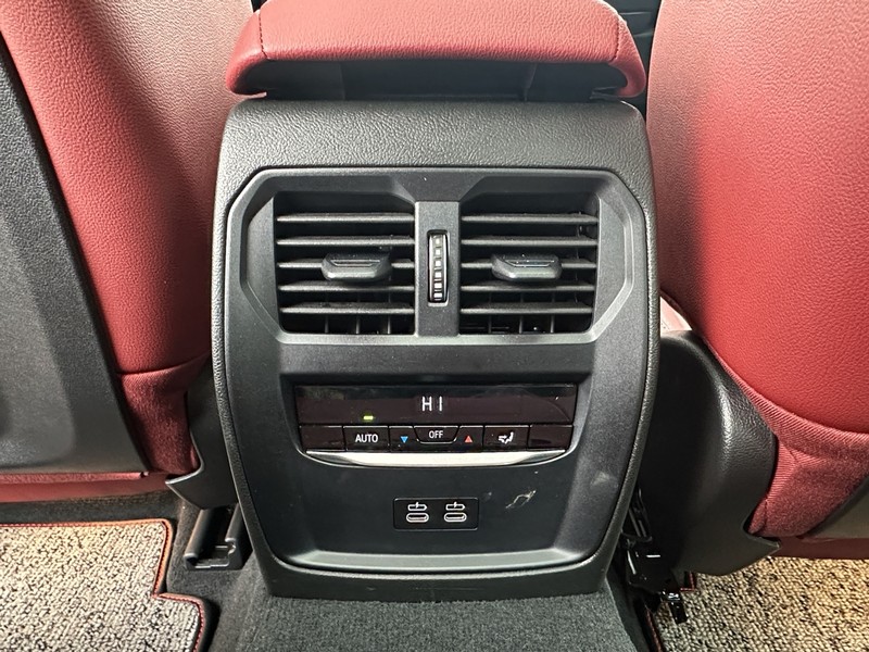 BMW 3 Series Vehicle Full-screen Gallery Image 11