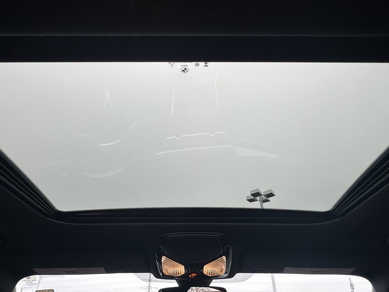 BMW 3 Series Vehicle Full-screen Gallery Image 12