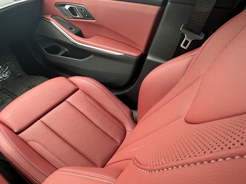 BMW 3 Series Vehicle Full-screen Gallery Image 17