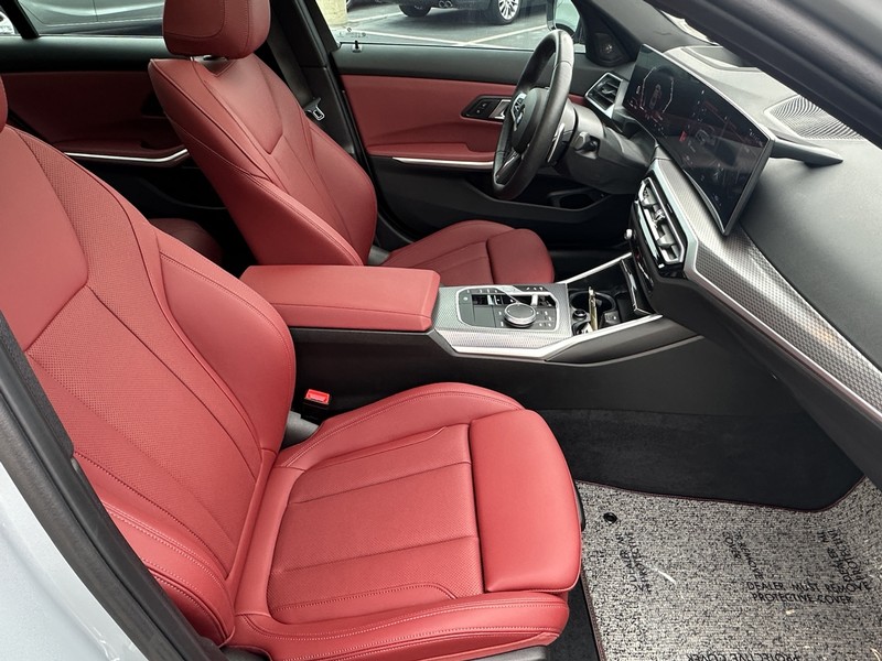 BMW 3 Series Vehicle Full-screen Gallery Image 18