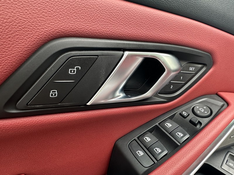 BMW 3 Series Vehicle Full-screen Gallery Image 21