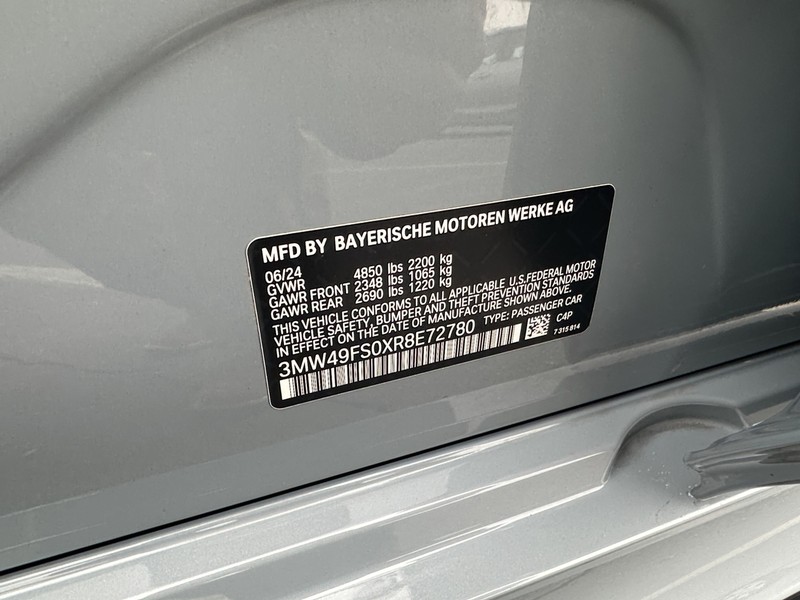 BMW 3 Series Vehicle Full-screen Gallery Image 23