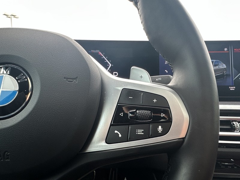 BMW 3 Series Vehicle Full-screen Gallery Image 25