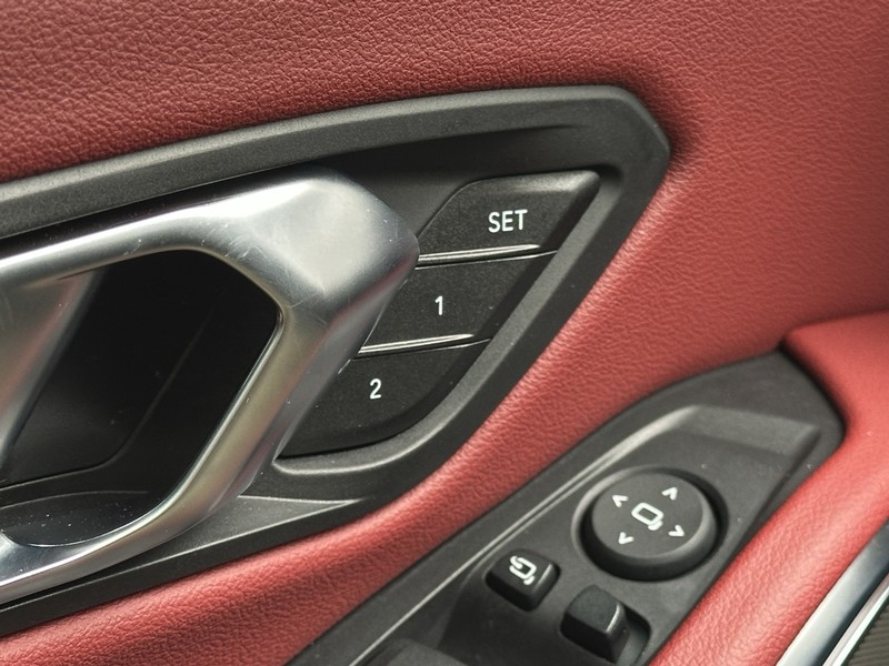 BMW 3 Series Vehicle Full-screen Gallery Image 27