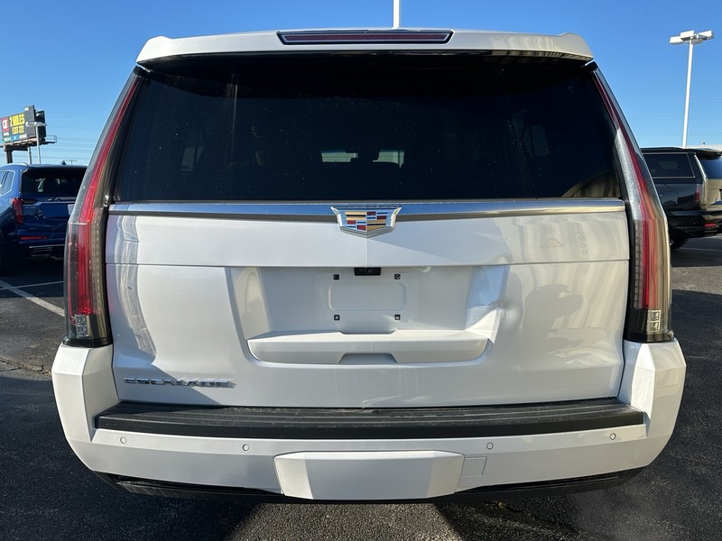 Cadillac Escalade ESV Vehicle Full-screen Gallery Image 03