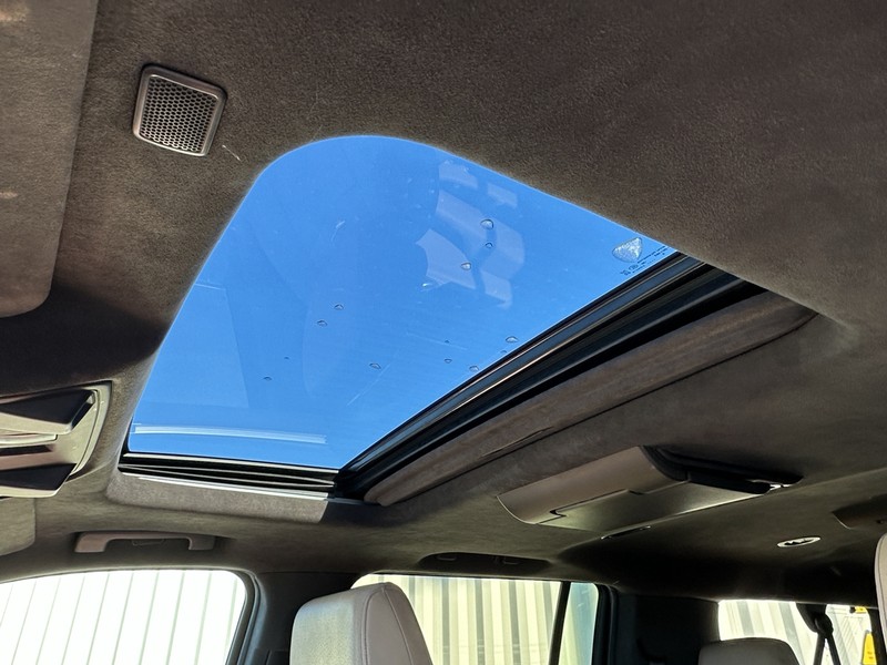 Cadillac Escalade ESV Vehicle Full-screen Gallery Image 04