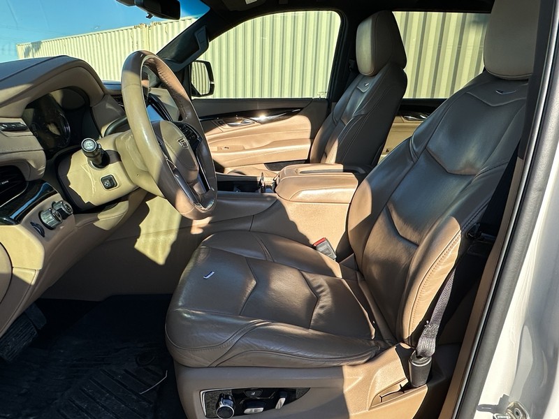 Cadillac Escalade ESV Vehicle Full-screen Gallery Image 05