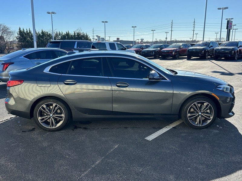 BMW 2 Series Vehicle Full-screen Gallery Image 04